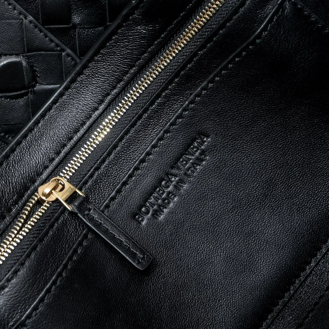 Batch 1960 #Bottega Veneta new horizontal Andiamo handbag, many stars have the same style 🎈 Classic full-body leather weaving with golden rope buckle, stable and chic enough [proud] The whole body is made of Nappa sheep leather, comfortable, soft and dynamic. The sliding metal rope buckle can adjust the shoulder strap, single shoulder / handbag / crossbody, multiple carrying methods, large bag capacity, suitable for commuting / daily / travel This bag is divided into small/medium/large sizes. There is always one that suits you, so take me with you🎀🎀 Size: 29x18x10 Model: 6463#